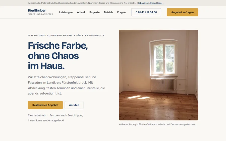Die Beispielseite von Malerbetrieb Riedlhuber am Rechner: helles Altbauzimmer, Überschrift in Dunkelblau, ockerfarbener Knopf