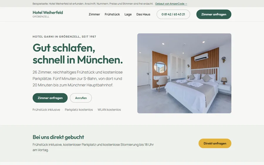 Die Beispielseite des Hotels Weiherfeld am Rechner: helles Hotelzimmer, Überschrift in Tannengrün