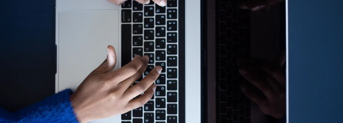 Hände tippen auf einer Tastatur
