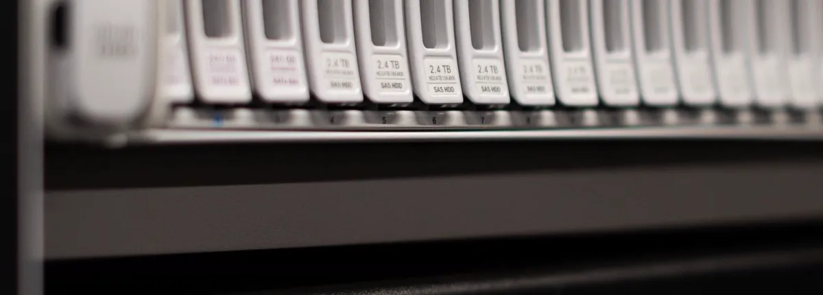 Reihe beschrifteter Festplatten in einem Serverschrank