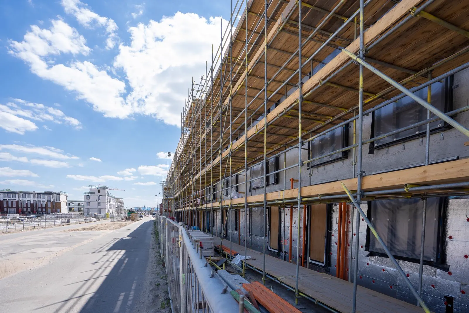 Gerüst an der Fassade eines langen Wohngebäudes