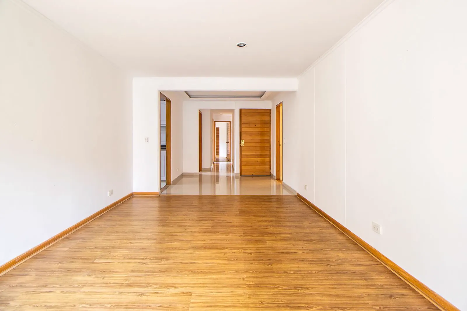 Leere Wohnung mit hellen Wänden und Holzboden nach dem Anstrich